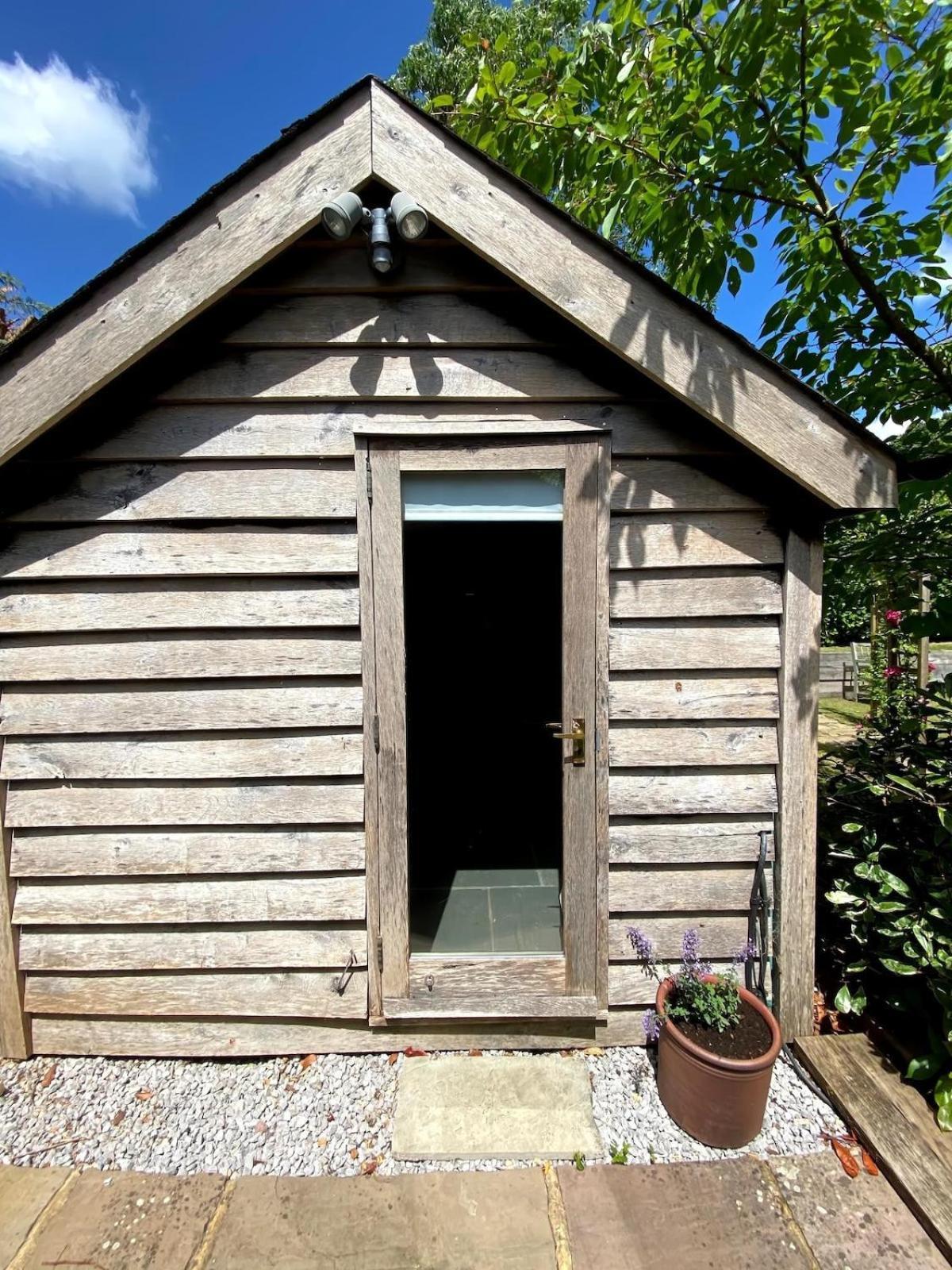 The Tool Shed Nestled In Idyllic Countryside Villa Linchmere ภายนอก รูปภาพ