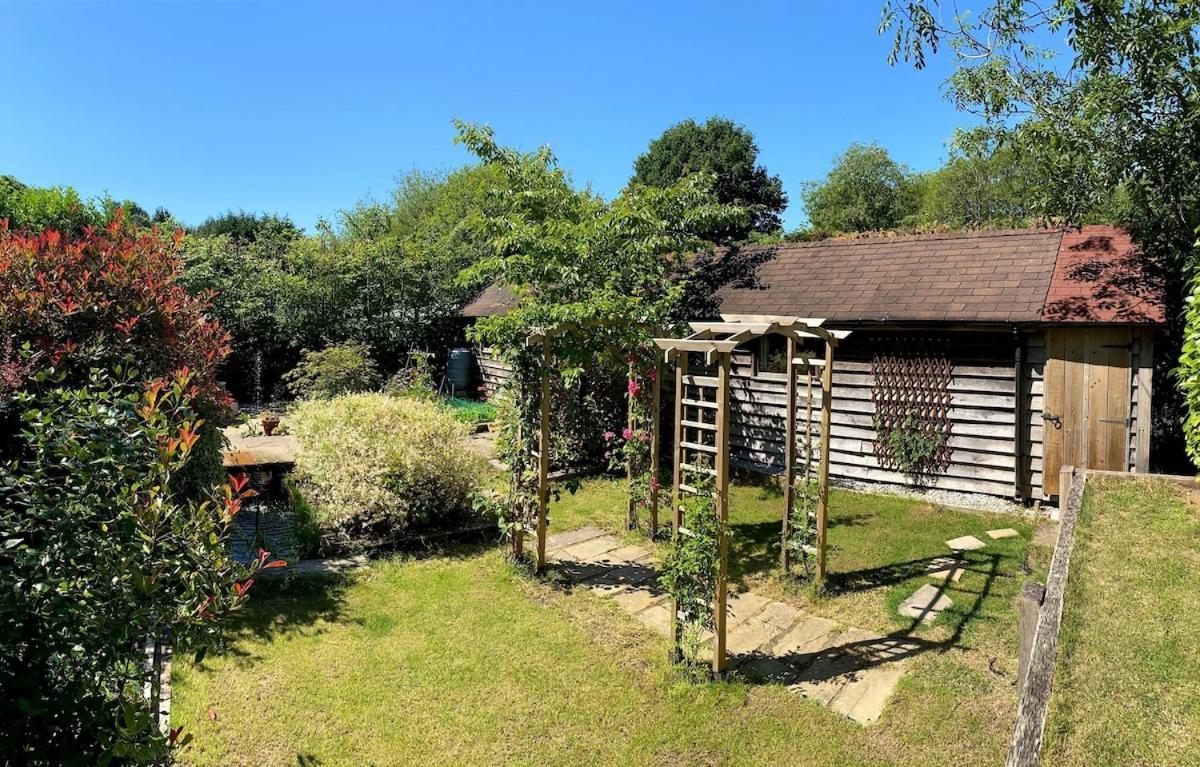 The Tool Shed Nestled In Idyllic Countryside Villa Linchmere ภายนอก รูปภาพ