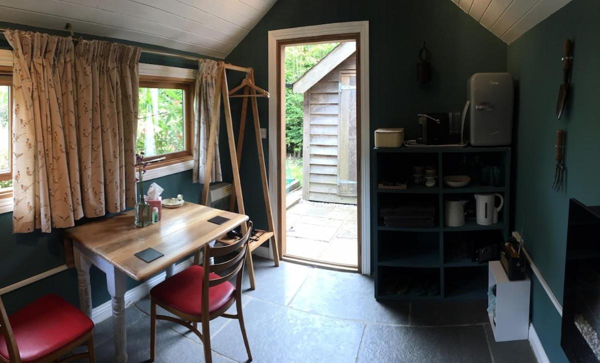 The Tool Shed Nestled In Idyllic Countryside Villa Linchmere ภายนอก รูปภาพ